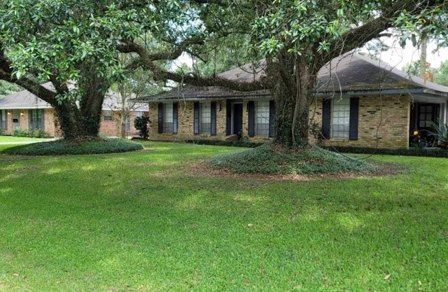 Min from SU! Baker 2BR, 2BA w/ gar. nice subd. across from Park w/ golf/tennis