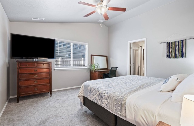 Mindful Manor, Sleeps 8, BBQ, Covered Patio, K,Q,T