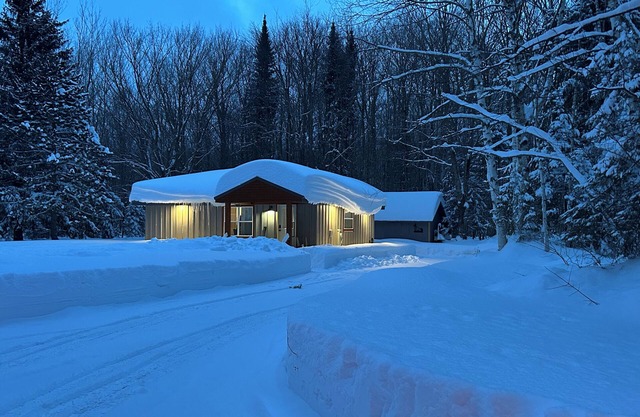Miners Cabin - Pictured Rocks Lodging