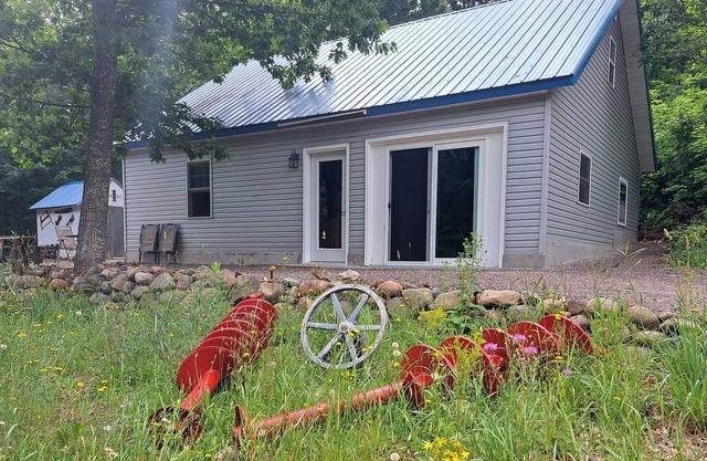 Miners Cove, Keweenaw Themed, 10 min drive to the beach. Peaceful location.