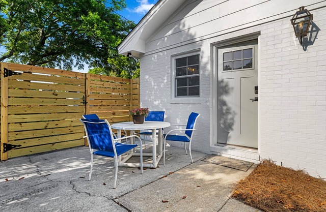 "Mini Farm House" just 3.8 miles to Wrightsville Beach!