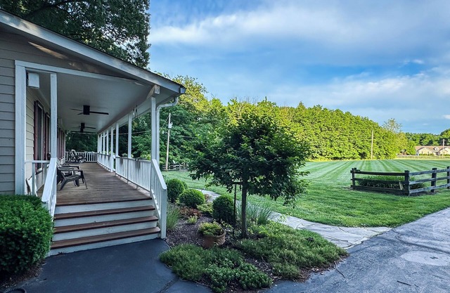 Mini Pointer | Dog Friendly, near Purina Farms, WashMO, Wedding venues