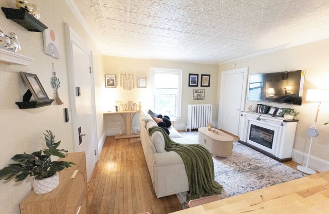 Minimal & Cozy Victorian Private Room in Downtown Skowhegan
