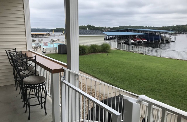 Minimales Gehen / Treppen! 3bd Condo - 30 Sekunden zu Fuß von gated Terrasse zum Pool / See