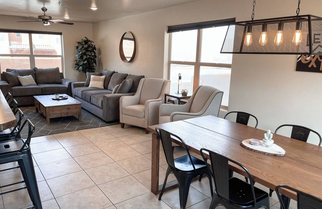 Minimalist 2 br King Beds - Pool - Close to Parks