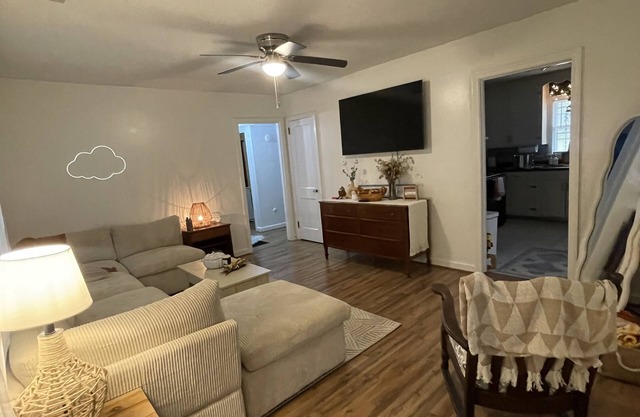 Minimalist contemporary home 8 minutes from UA, Pet friendly!!