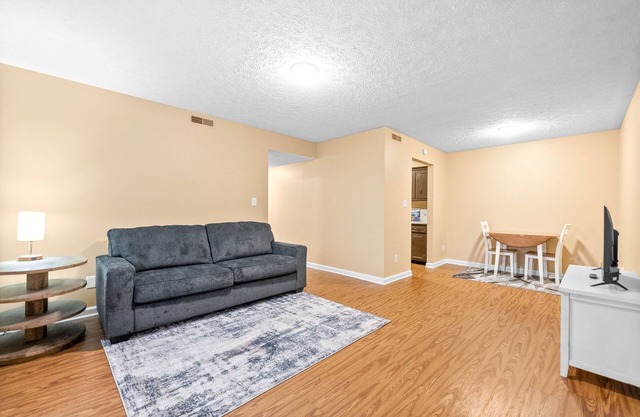 Minimalist, Pet Friendly, Exit 1- weekly, monthly discount