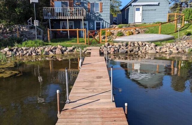 Mink Lake Cabin: lakeside, peaceful, homey