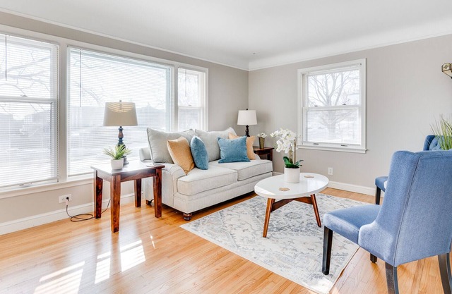MINNeSTAY* Kaleidoscope Korner | Modern
