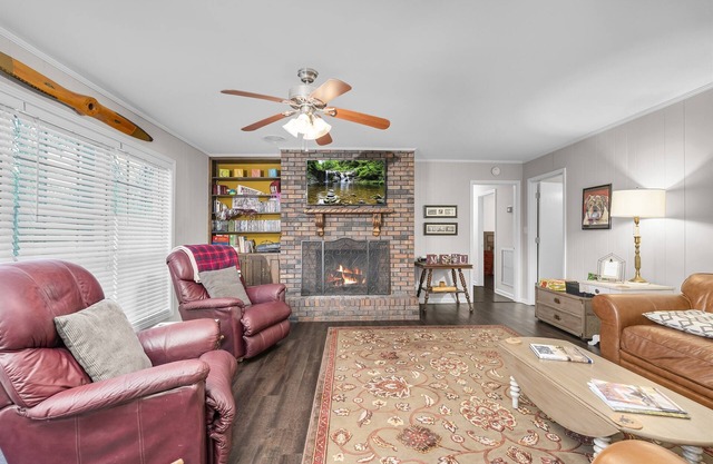 Charming | 2 Miles-MSU | Spacious Screened Patio