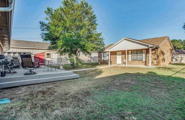 Mins to Beach & Shopping - Quaint Unit in Bellview