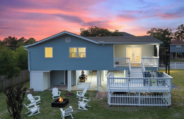 Mins to Casino & Beach~Waterfront~FirePit~GolfCart