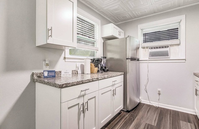 Mins to Downtown! Carriage House - Pensacola Pearl