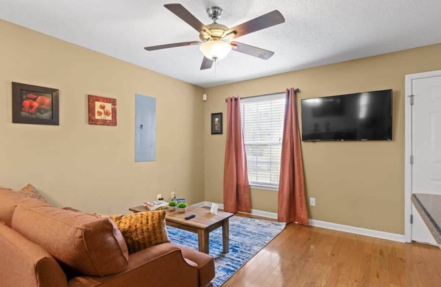 Mins to Downtown! Deck & Firepit - Elmwood Retreat