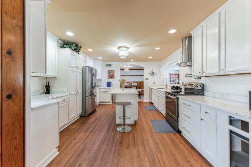Mins to Graceland Secluded Rambling Ranch Style Home