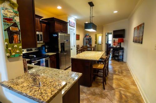Mins to Ole Miss Private Yard Communal Pool Grill