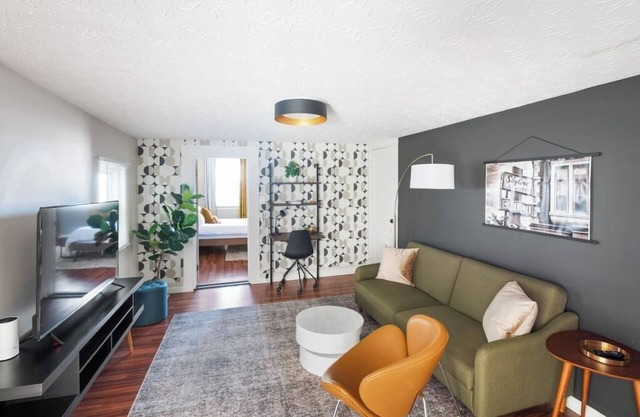 Mins to OTR & Findlay Market! Great For Work Travel! 2BR/Condo