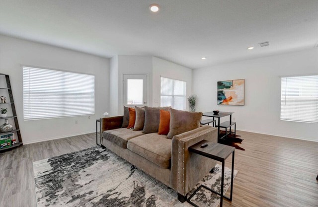 Minute from Austin Airport Del Valle