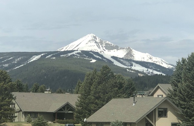 Minutes away from Big Sky Resort! Incredible mountain view from golf course.