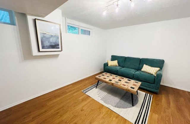 Minutes from Airport & Ferry