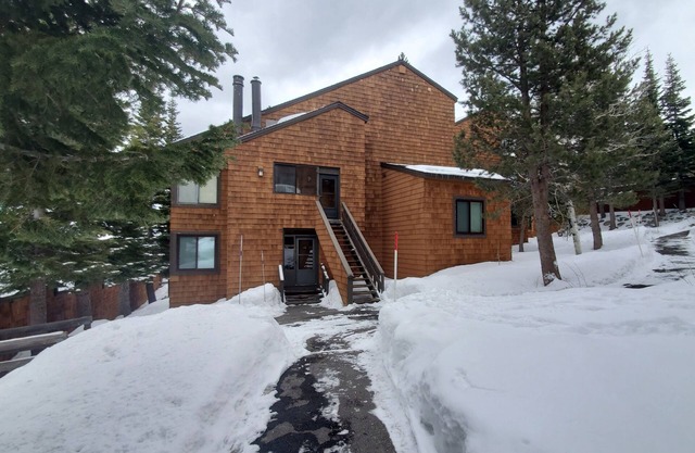 Minutes from Downtown Truckee! Biking, hiking, shopping, restaurants...