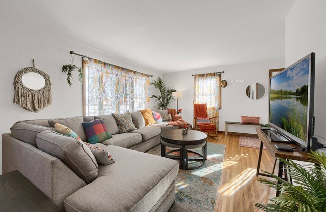 Minutes From Mall Of America and Airport -Single family quiet non through street