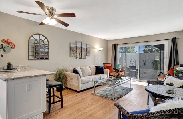 Minutes from Old Town, renovated & private single story, pool outside the door.