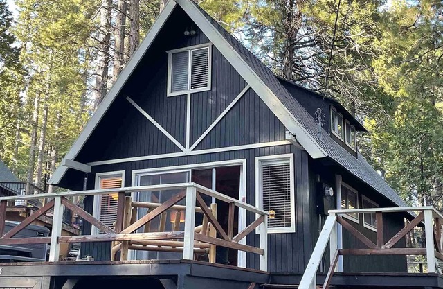 Minutes from Pinecrest Lake, Dodge Ridge Ski Resort, and the fabulous Sierras.