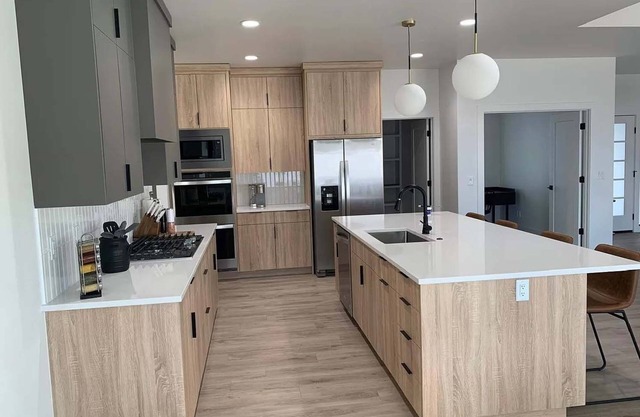 Minutes from Shoshone Falls! Family sized home with office & stocked kitchen.