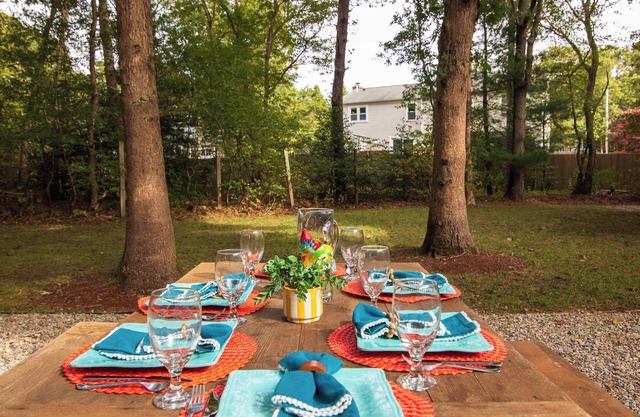 Minutes to Beach, Expansive backyard!