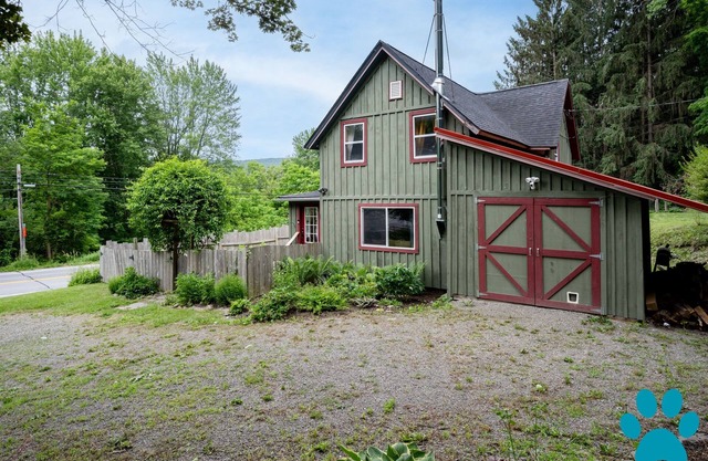 Minutes to Canandaigua Lake Boat Launch, Fireplace, Large Yard, Hiking