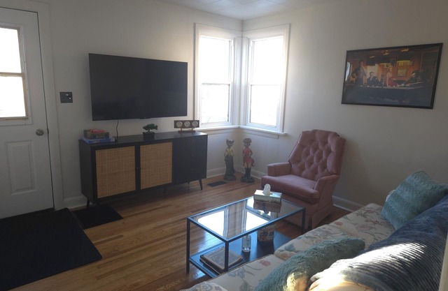 Charming Family/Pet Friendly Home, Minutes to Downtown Kingston!