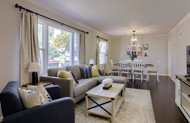 Minutes to Kauffman|Pets Ok|Sleeps 8