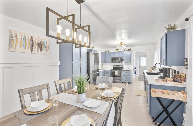 Minutes to Redwoods and Short Walk to Ocean - 4/Bdr. Home - The Modern Vintage