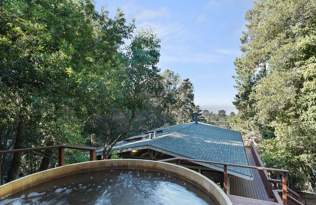 Minutes to SF + Serene nature escape with cedar hot tub and spectacular views.