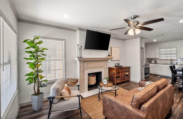 Minutes to TCU! Modern Model Home. Patio. BBQ.