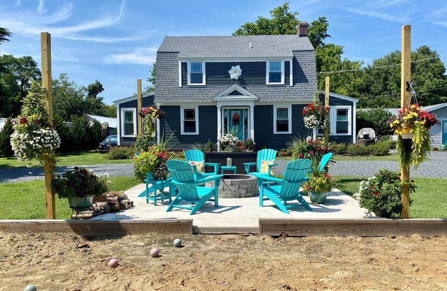 Minutes to the BEACH! Boat friendly, fire pit, bocci & large yard for famly fun!