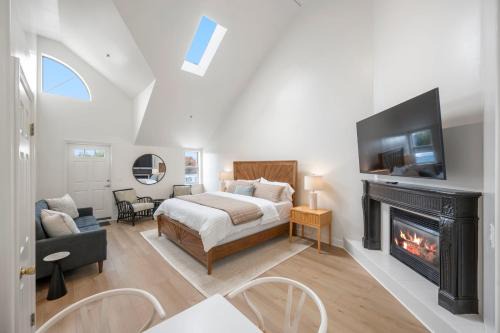 Miramar Penthouse Coastal Elegance in the Heart of Half Moon Bay