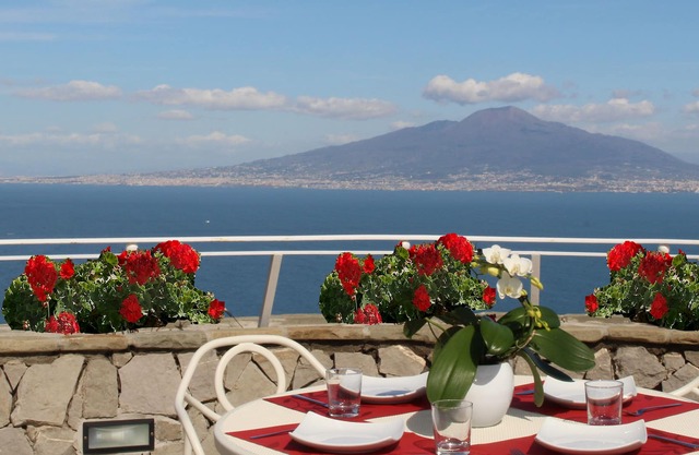 MiraSorrento, romantische Aussicht auf die Bucht von Neapel