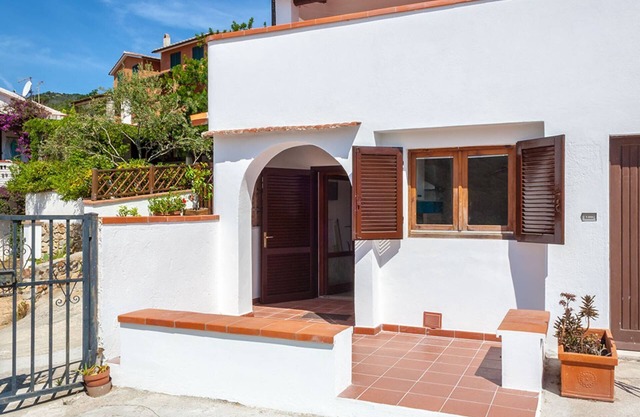 Miriam 1, between Procchio and Marina di Campo, is in an ideal position for those who want to discov