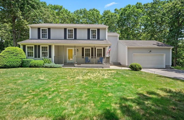 Misquamicut Beach House, Just 1 Mile From the Ocean!