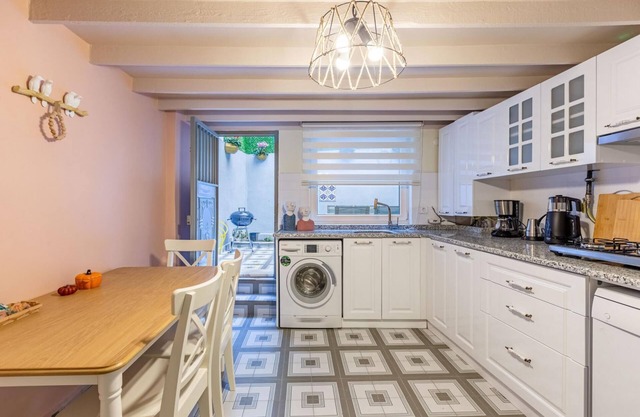 Missafir House with Refreshing Garden in Besiktas