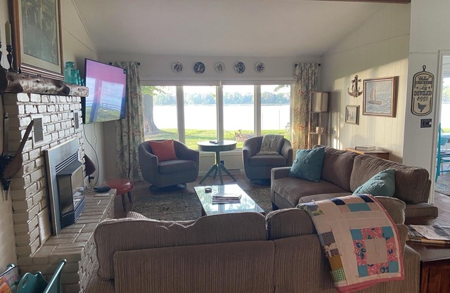 Mississippi Magic: Cabin with Private Dock for Your Perfect Getaway!