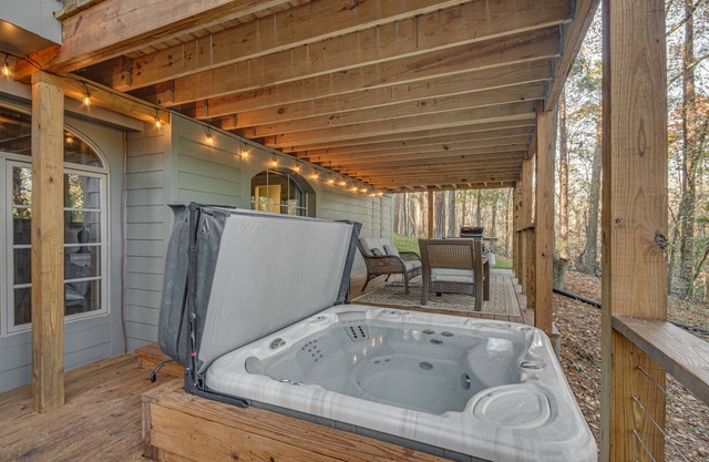 Mississippi Retreat w/ Hot Tub, Deck & Lake Views!