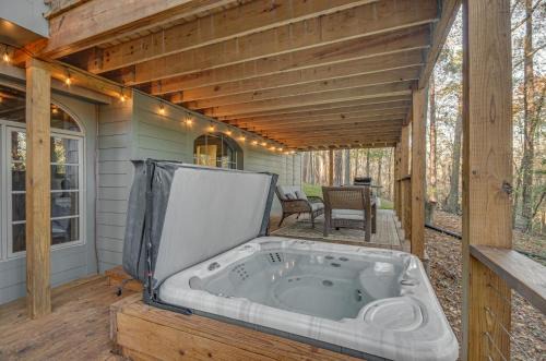 Mississippi Retreat with Hot Tub, Deck and Lake Views!