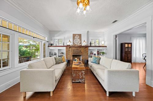 Mistletoe Heights Bungalow