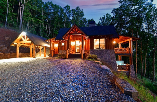 Misty Mountain Luxury mountain cabin with breathtaking views, hot tub, & game room!