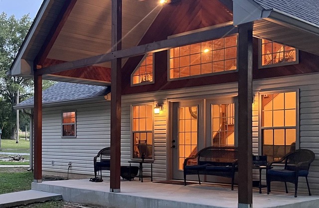 Private family friendly cottage on the scenic Courtois River