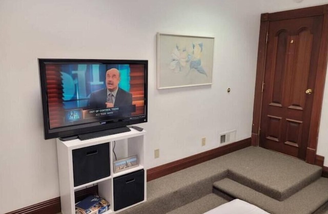 Mj's Place. 2-bedroom apartment just 3 minutes to Indiana Dunes National Park