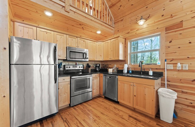 Mnt. View Cabin Near River w/ Hot Tub + Fire Pit Sleeps 10